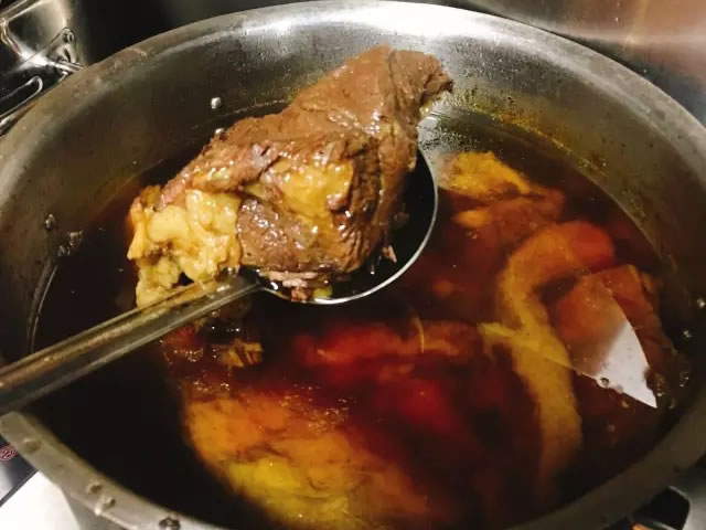以幾十種天然配料與優質牛肉經數道工藝，精心加工而成牛肉
